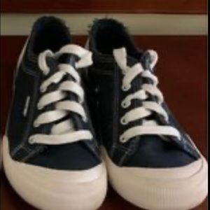 Excellent used condition women’s Rocket Dog sneakers size 7.